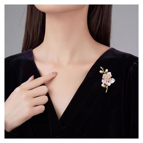 Broszka ozdobna delikatna, kwiat wiśni z kryształkami i perłami BZ204